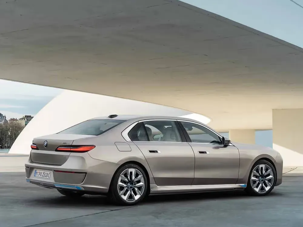 bmw i7 IMAGE