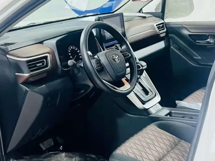 toyota innova IMAGE
