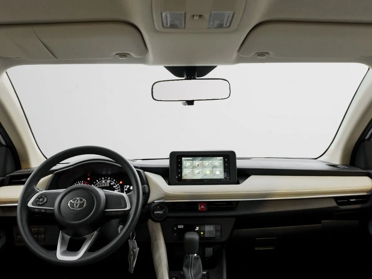 makes.toyota models.yaris IMAGE