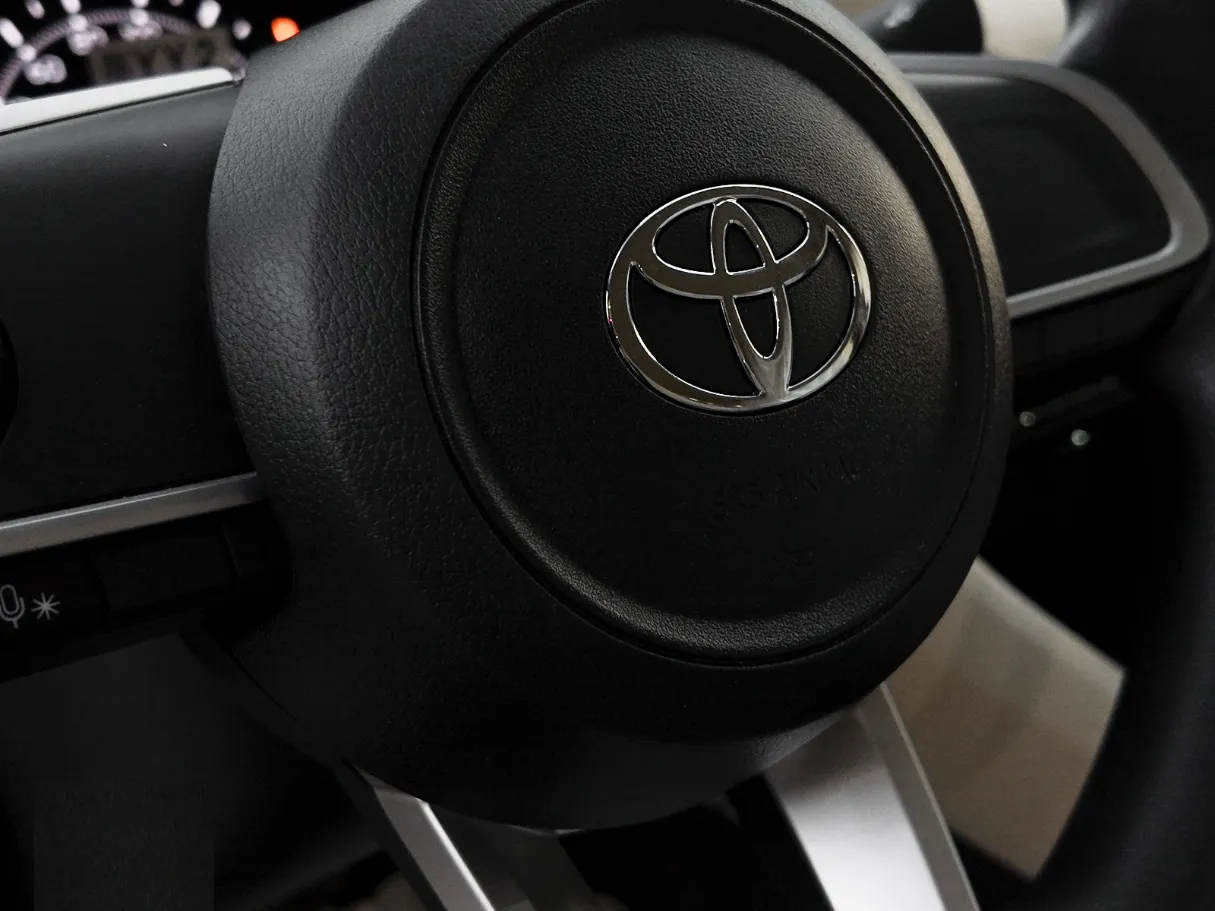makes.toyota models.yaris IMAGE