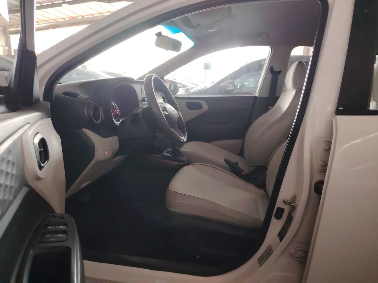 Car image 11