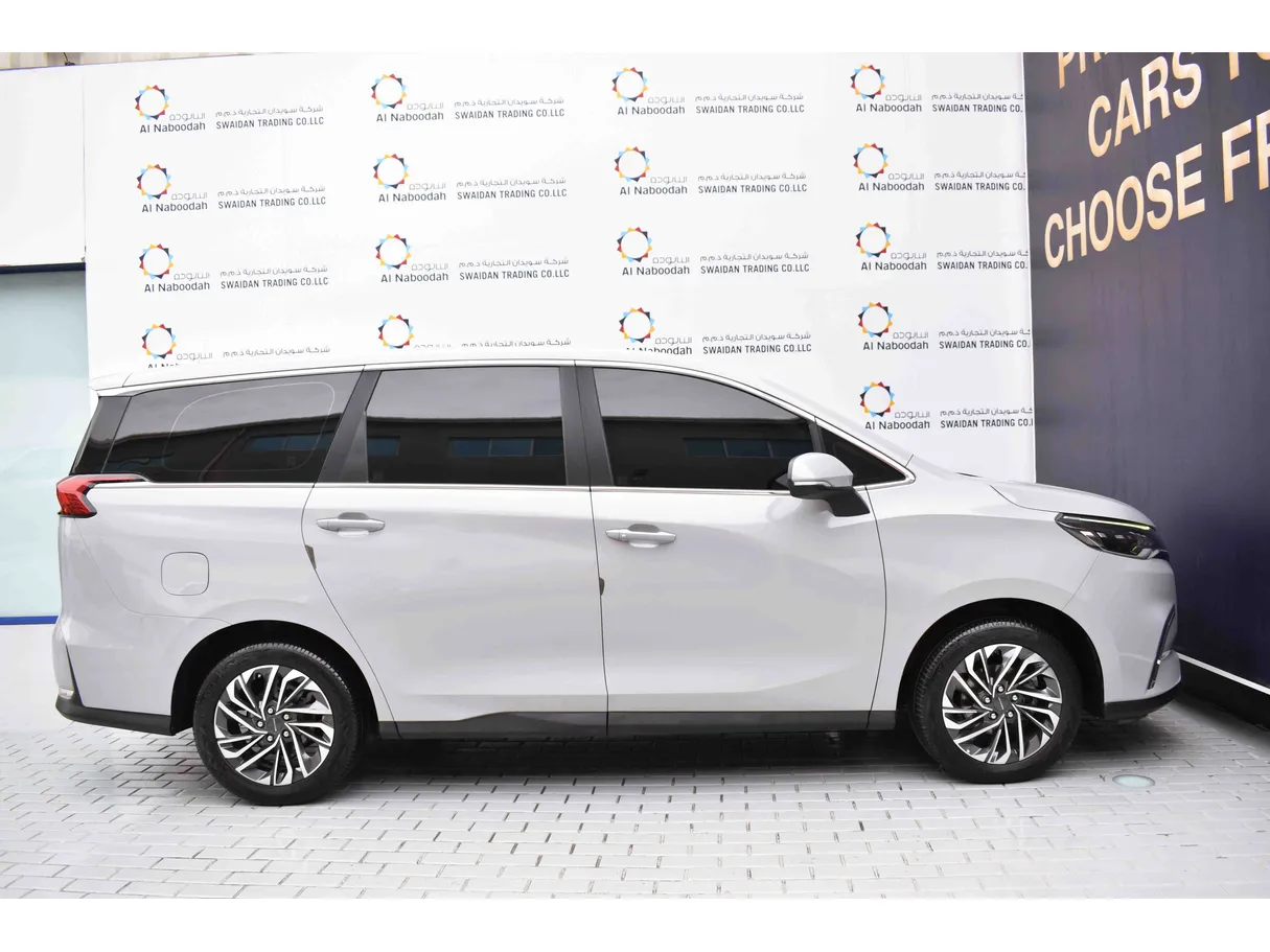 Car image 9