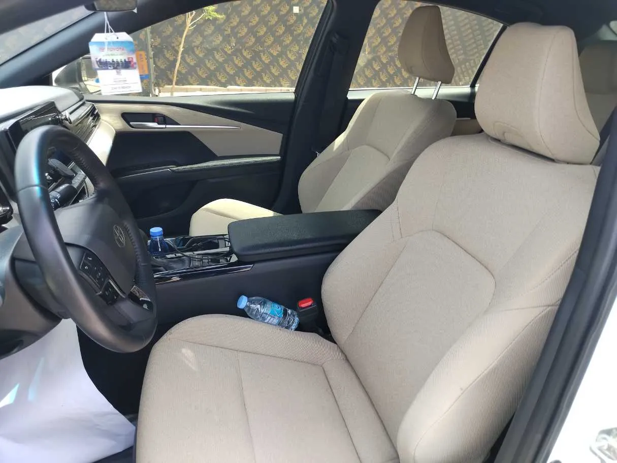 Car image 14