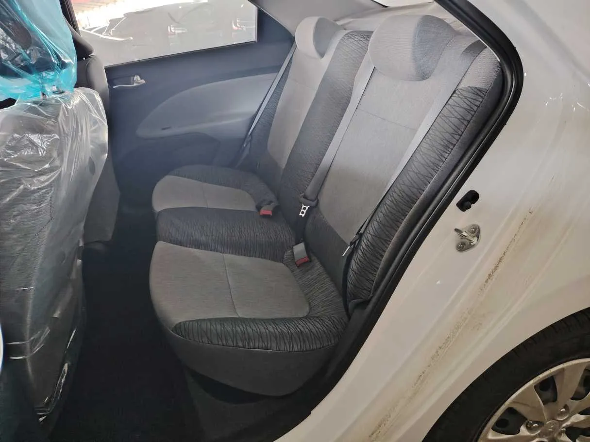 Car image 18