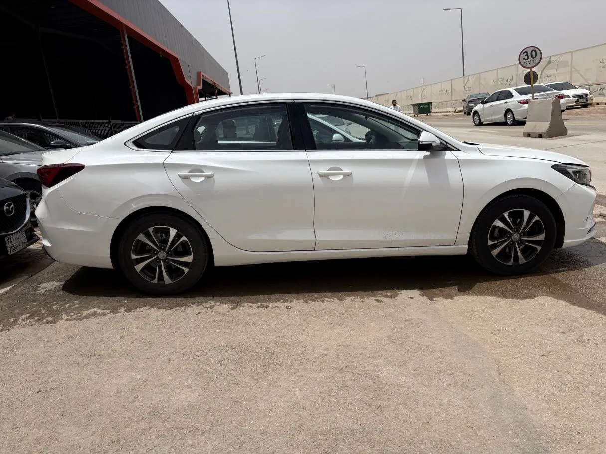 Car image 4