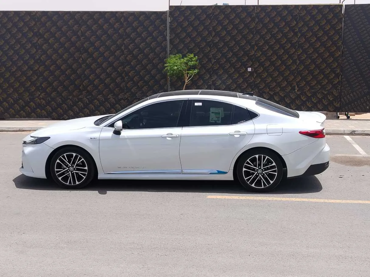 Car image 8