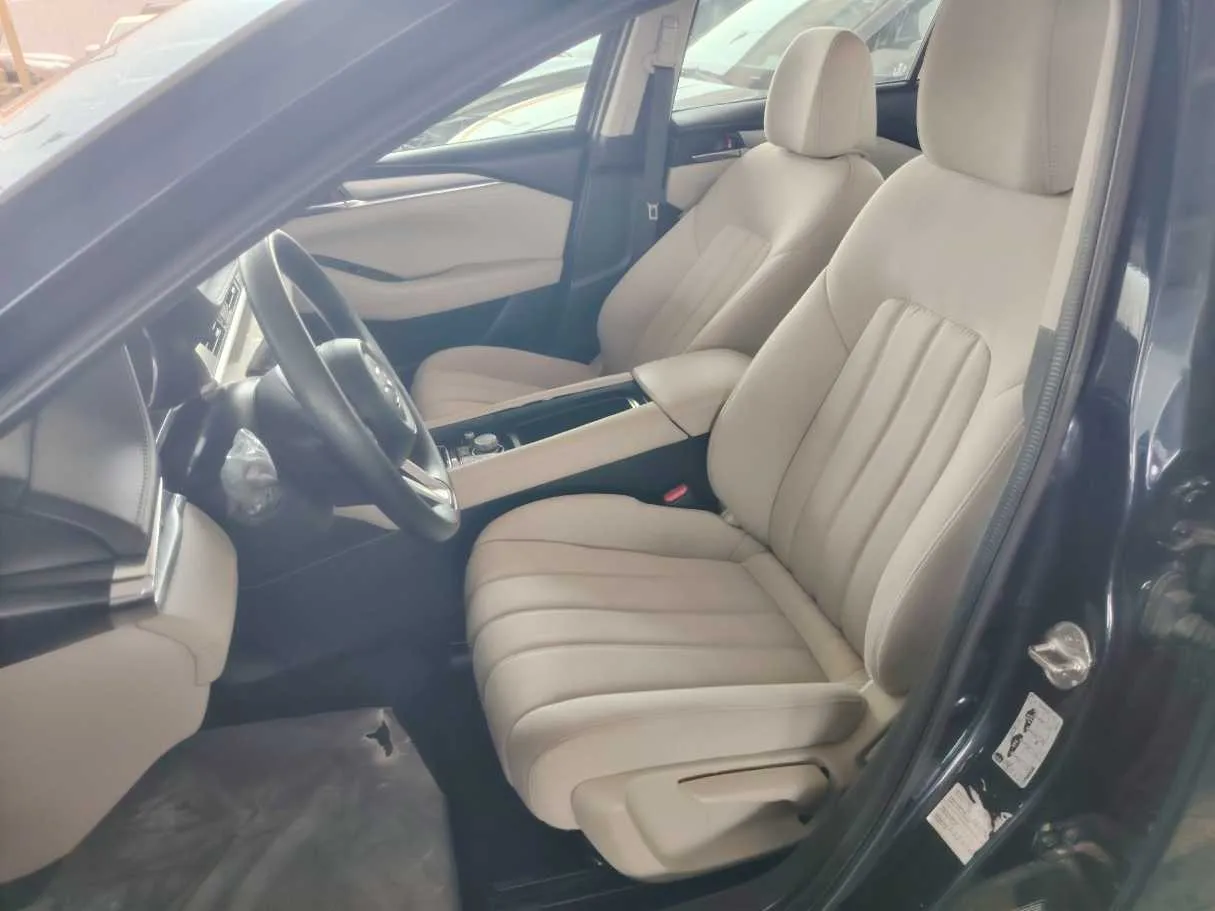 Car image 11