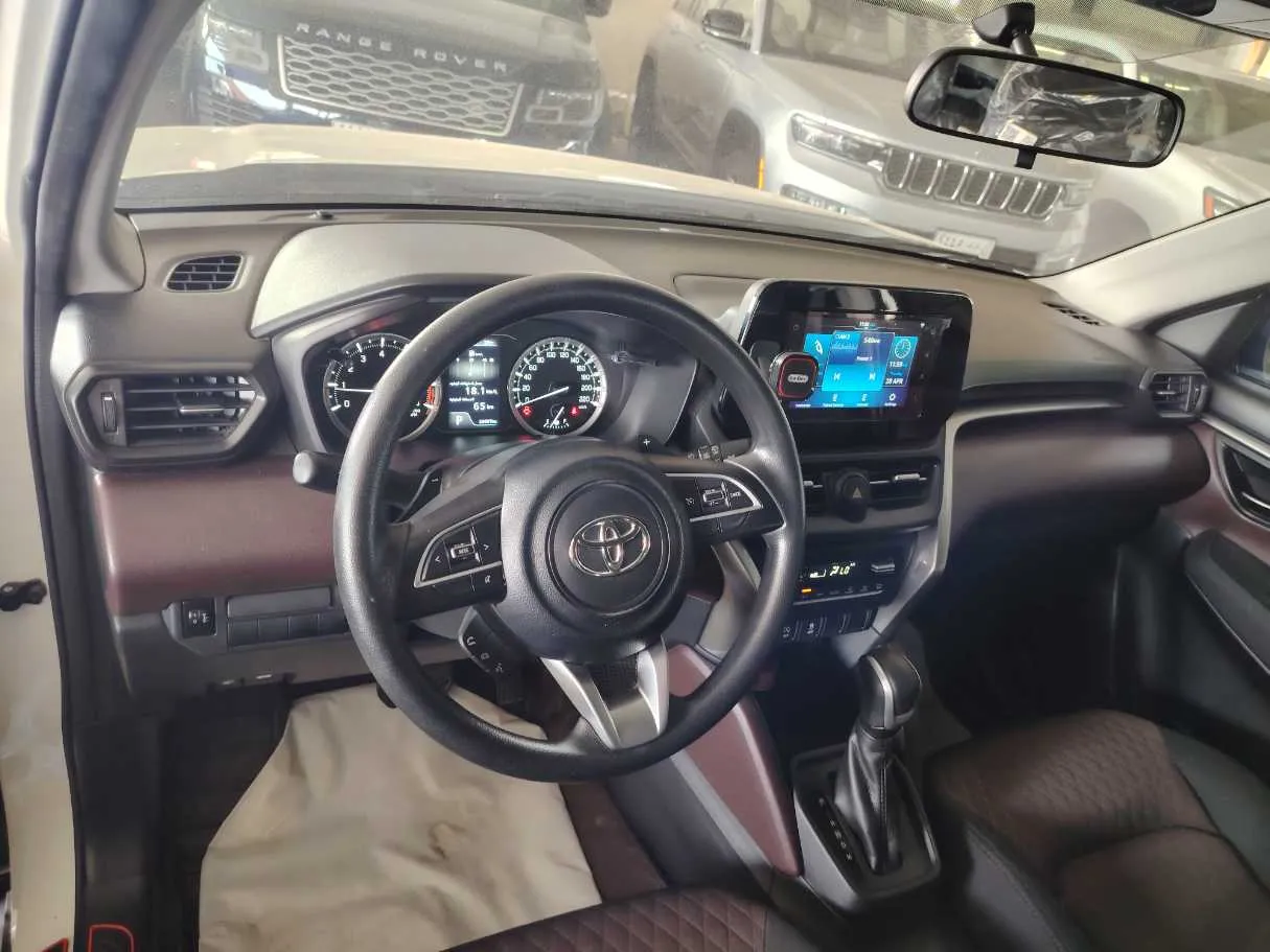 Car image 16
