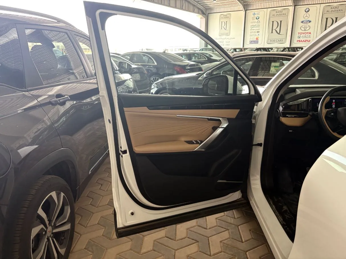 Car image 8