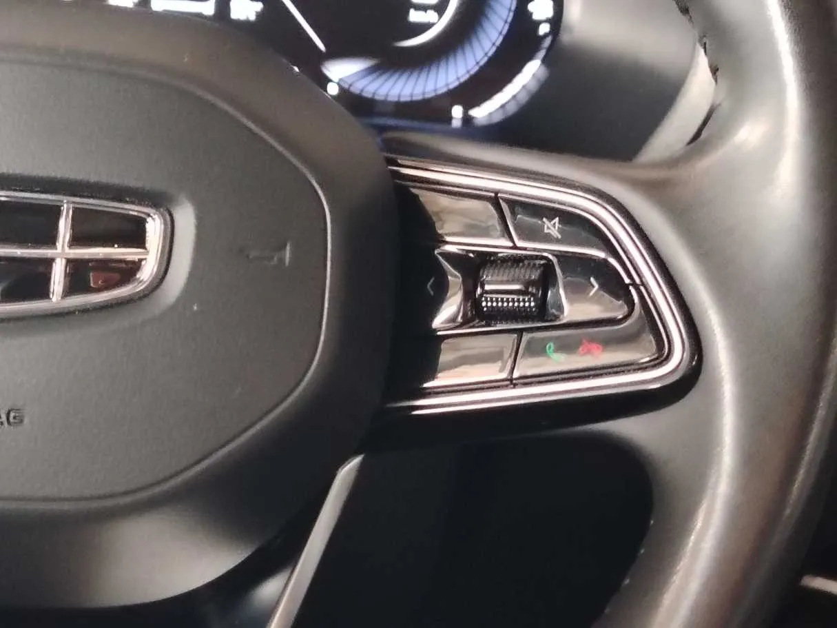 Car image 25