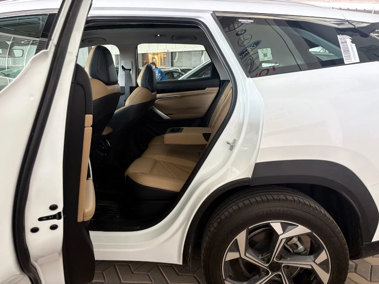 Car image 17
