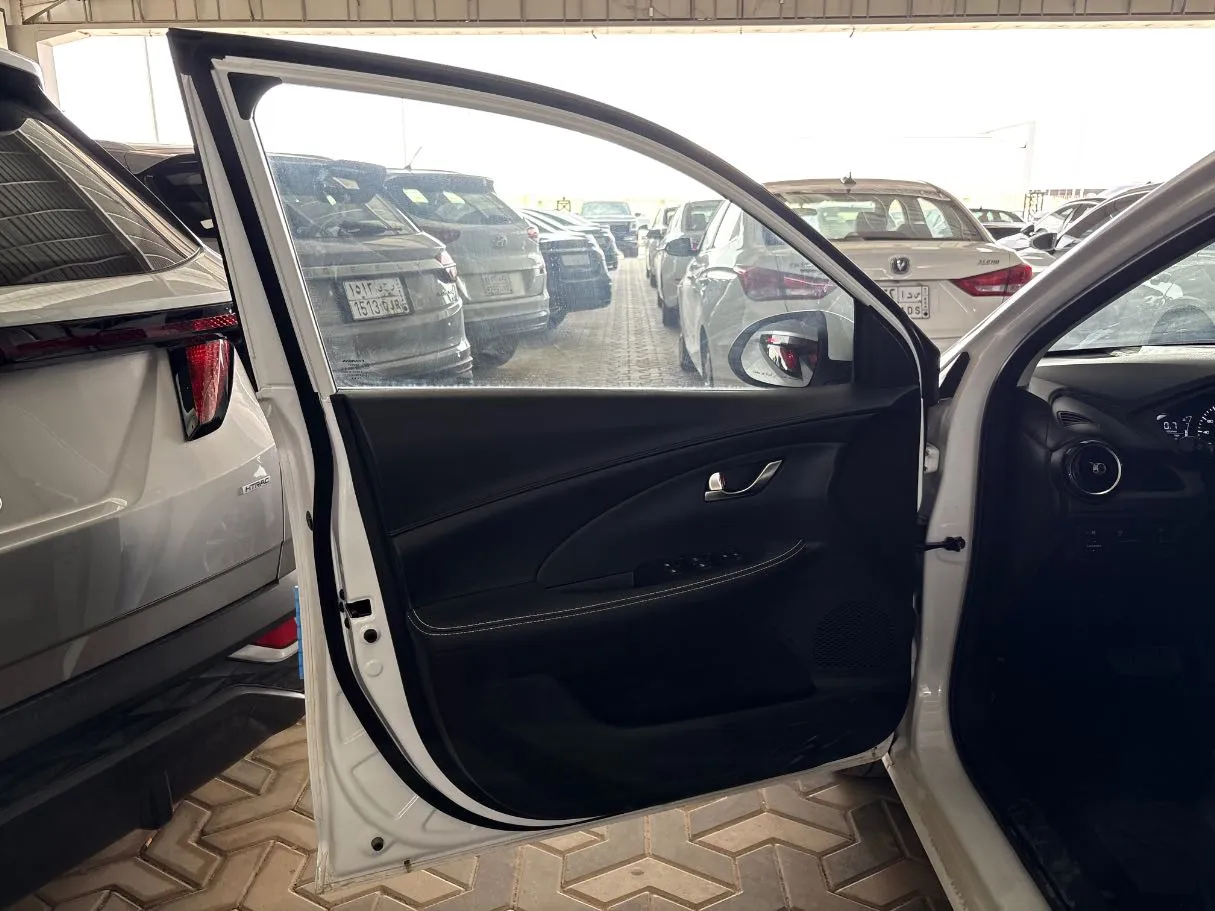 Car image 8