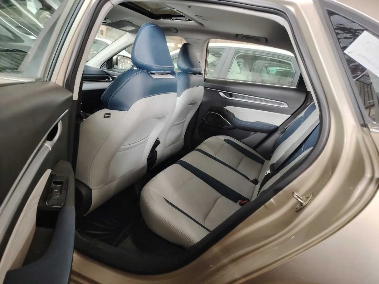 Car image 19