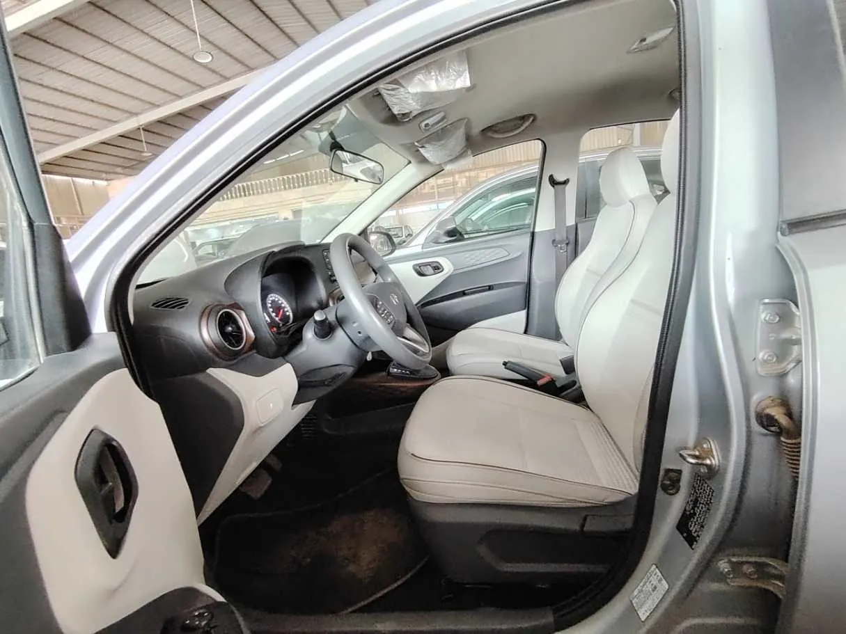 Car image 12