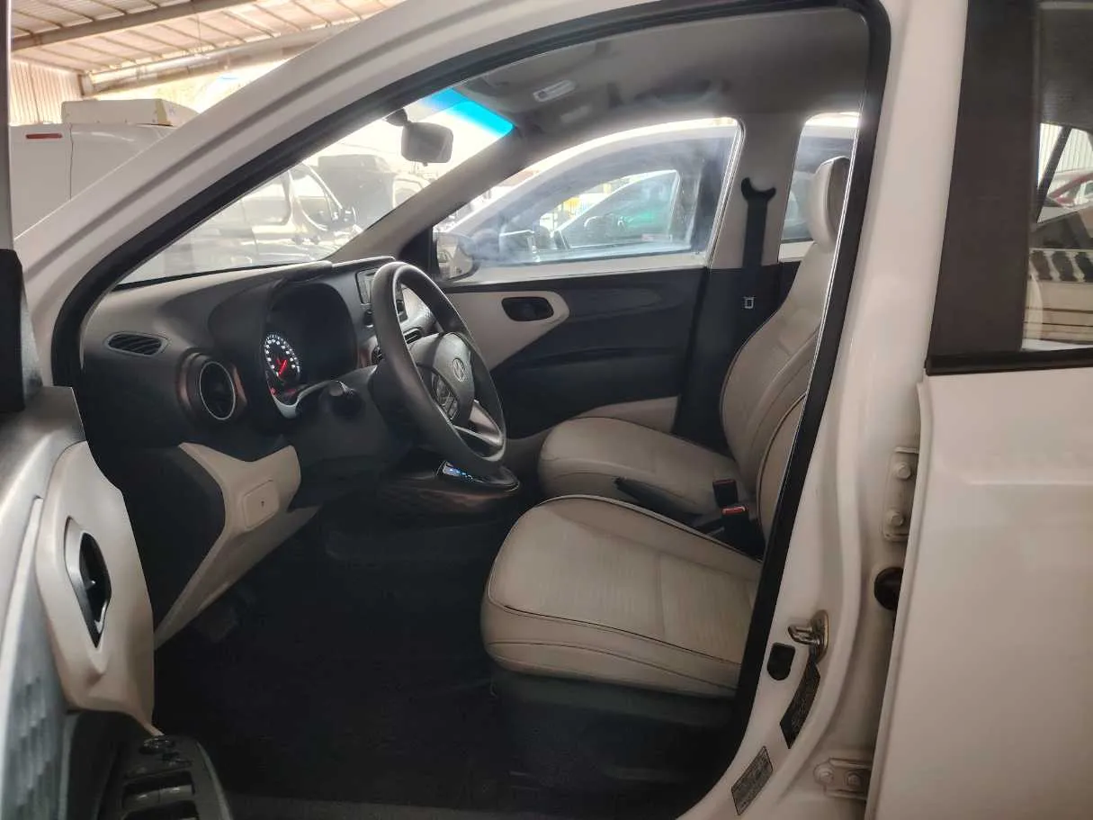 Car image 12