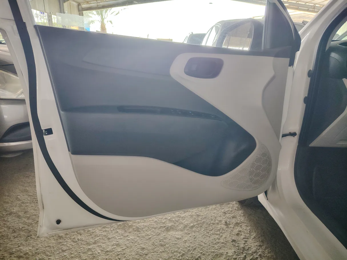 Car image 10