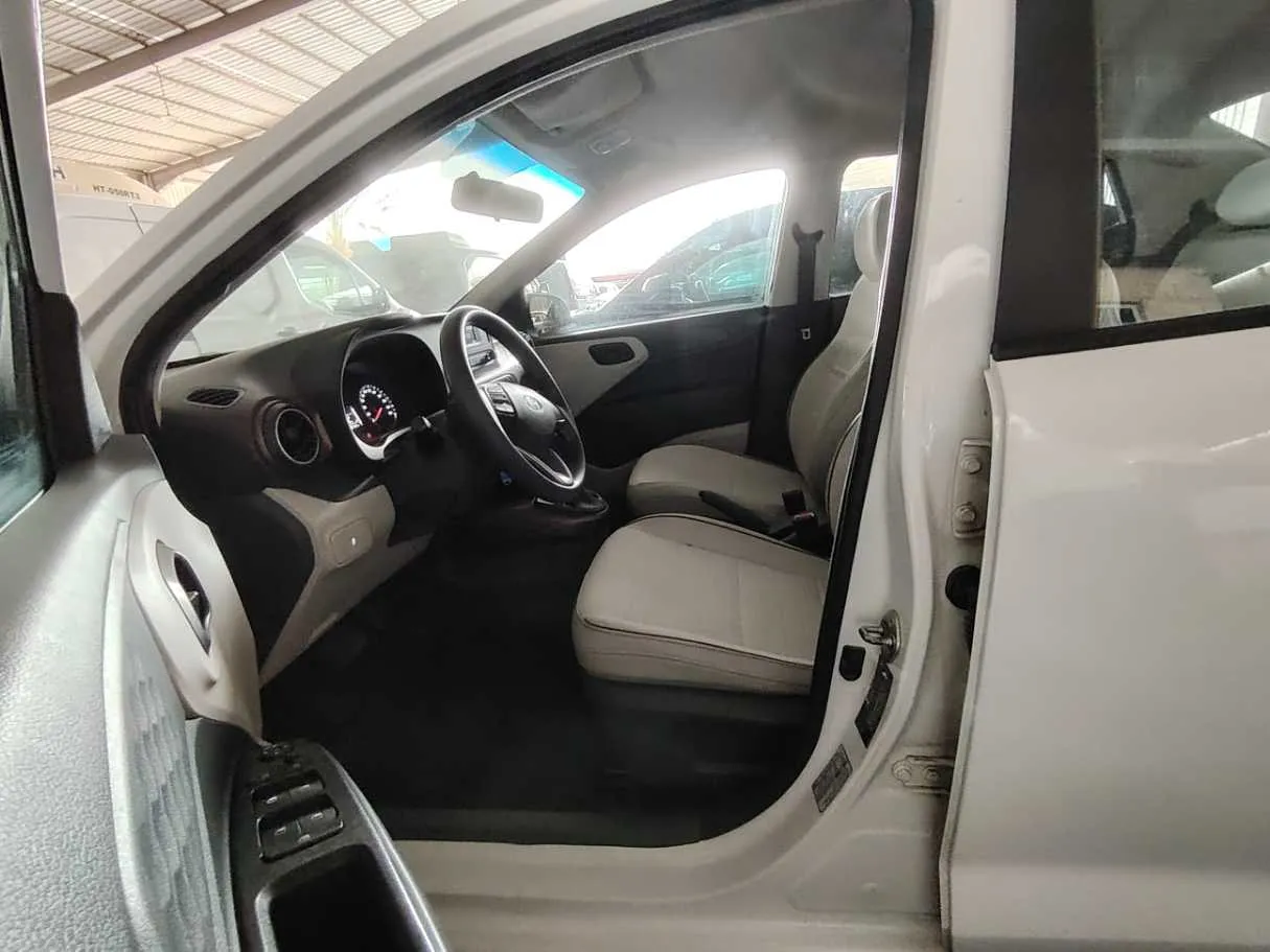 Car image 11