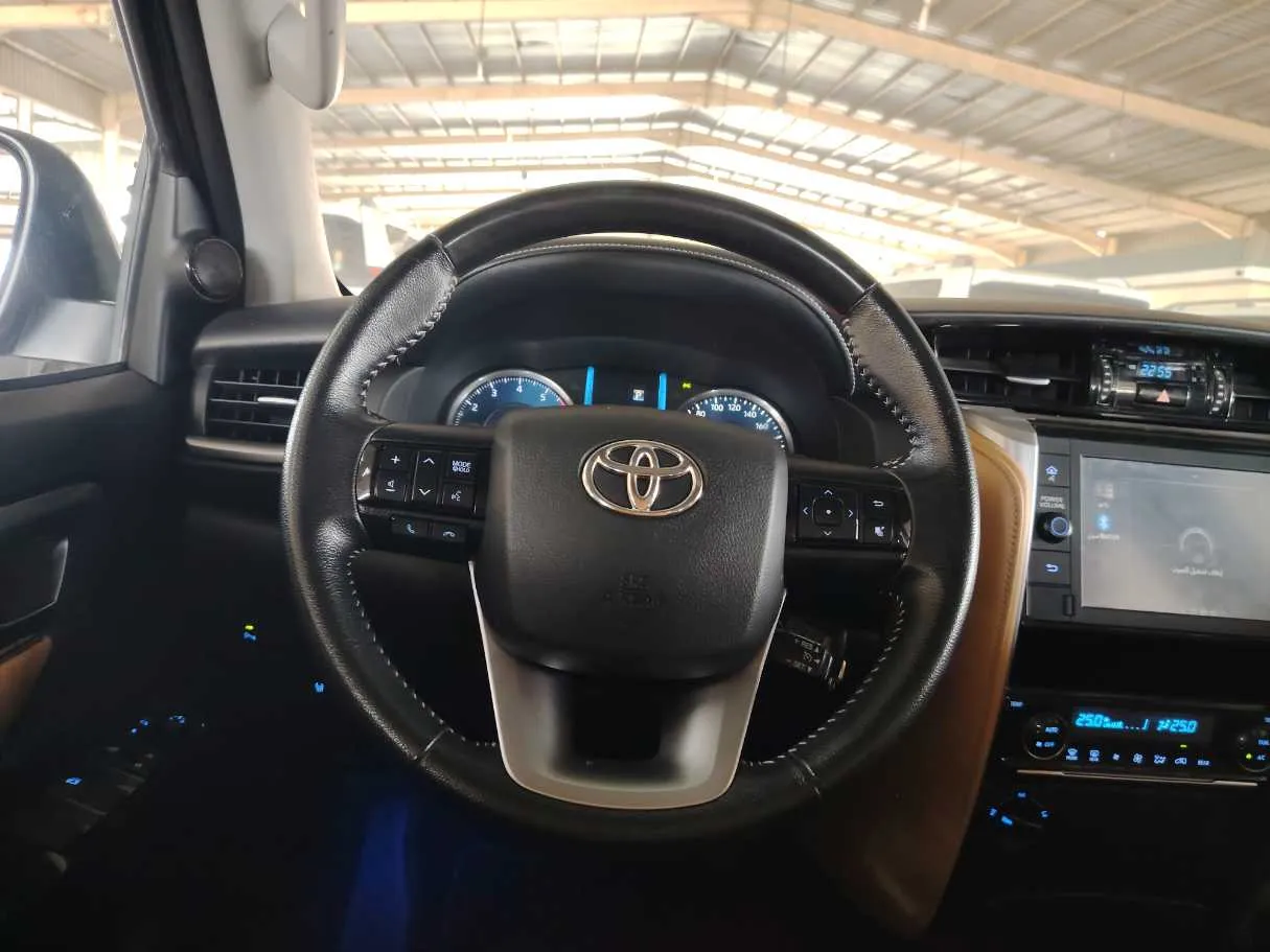 Car image 25