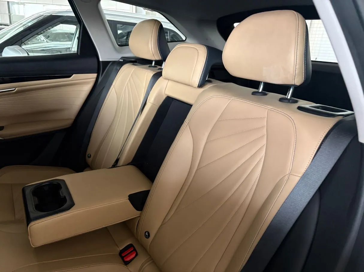 Car image 18