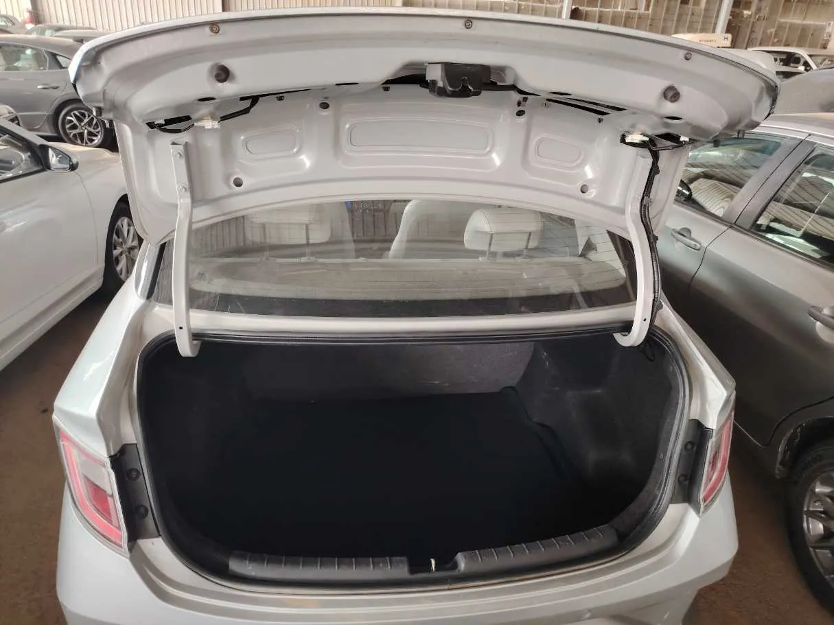 Car image 26