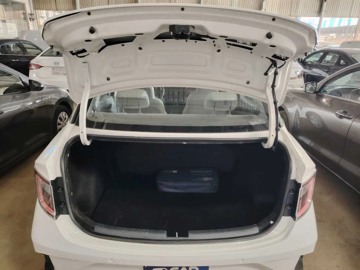 Car image 25
