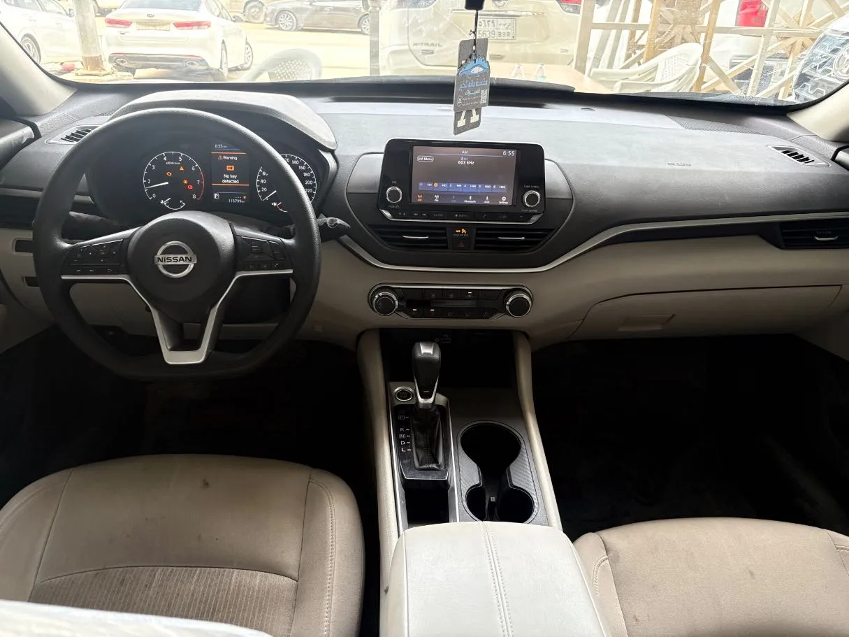 Car image 19