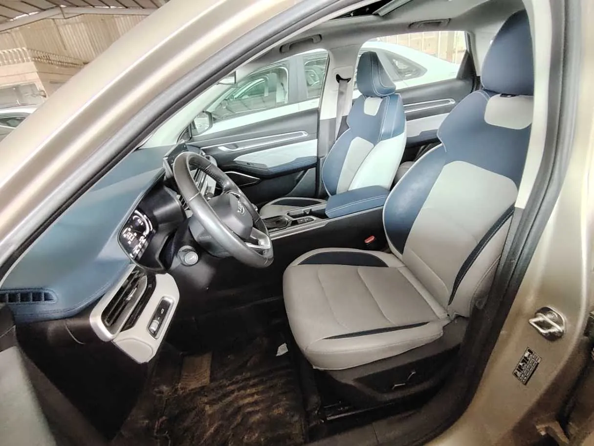 Car image 13