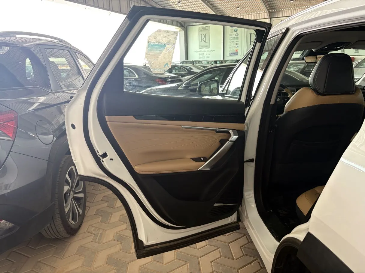 Car image 16