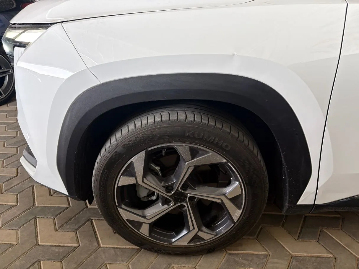 Car image 7