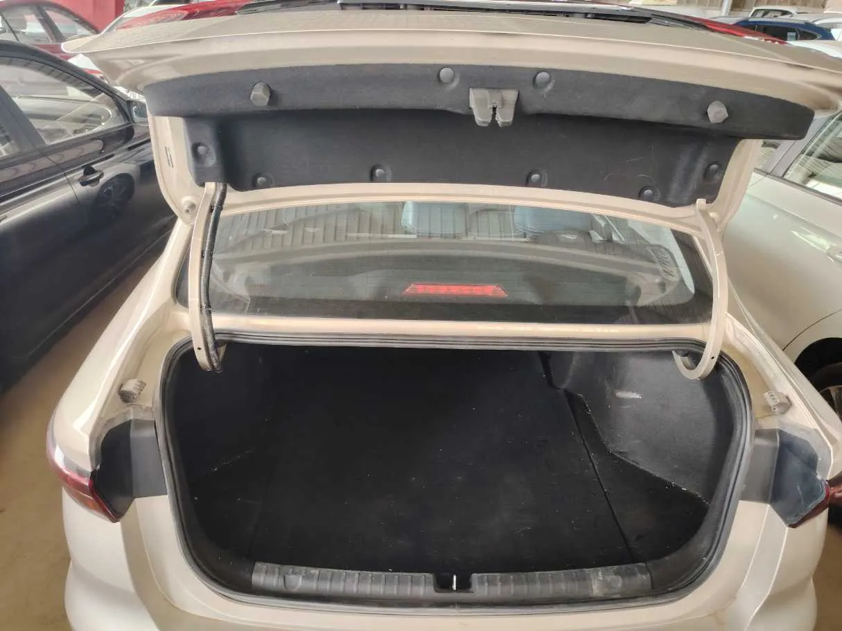 Car image 30