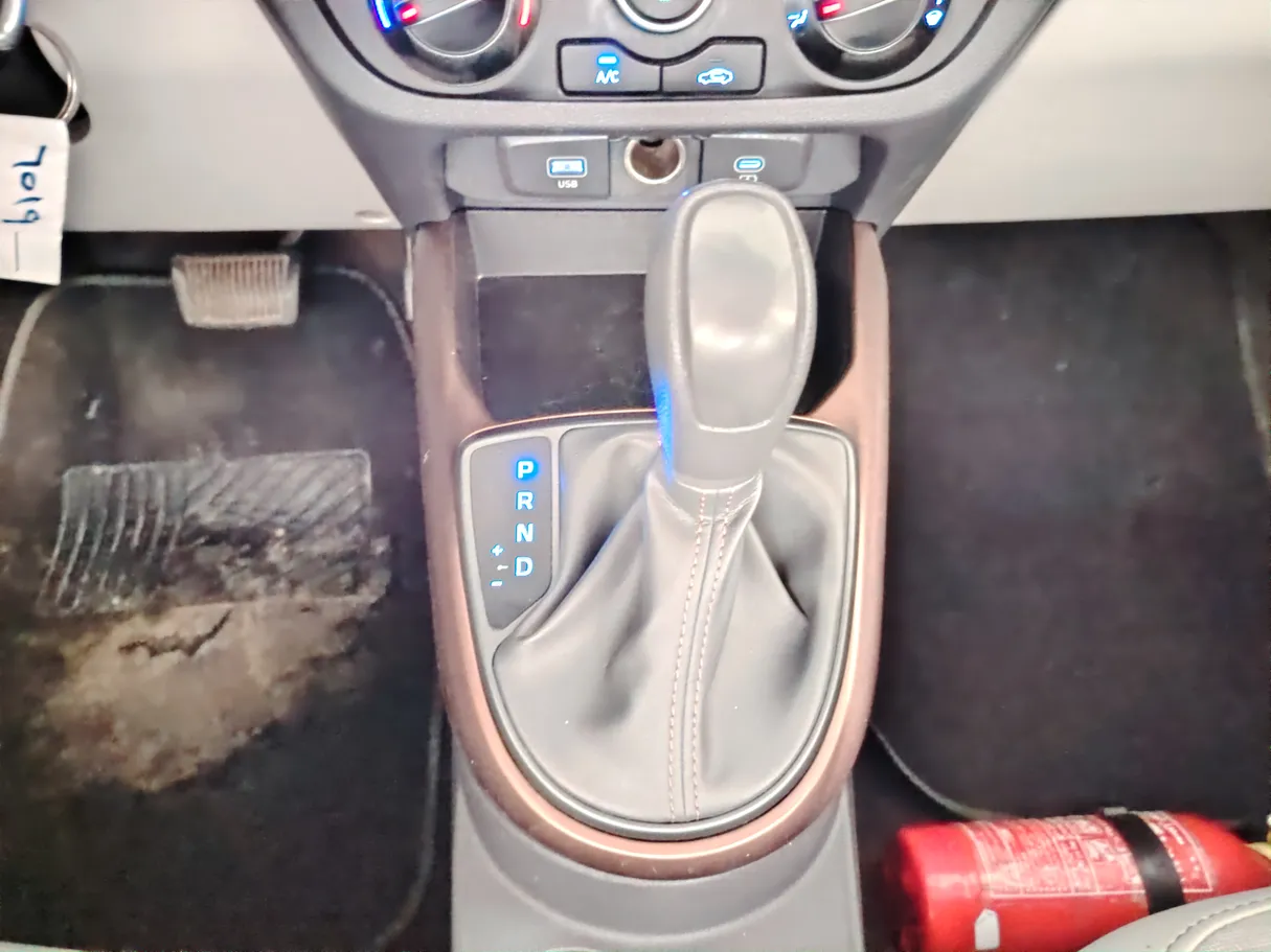 Car image 19