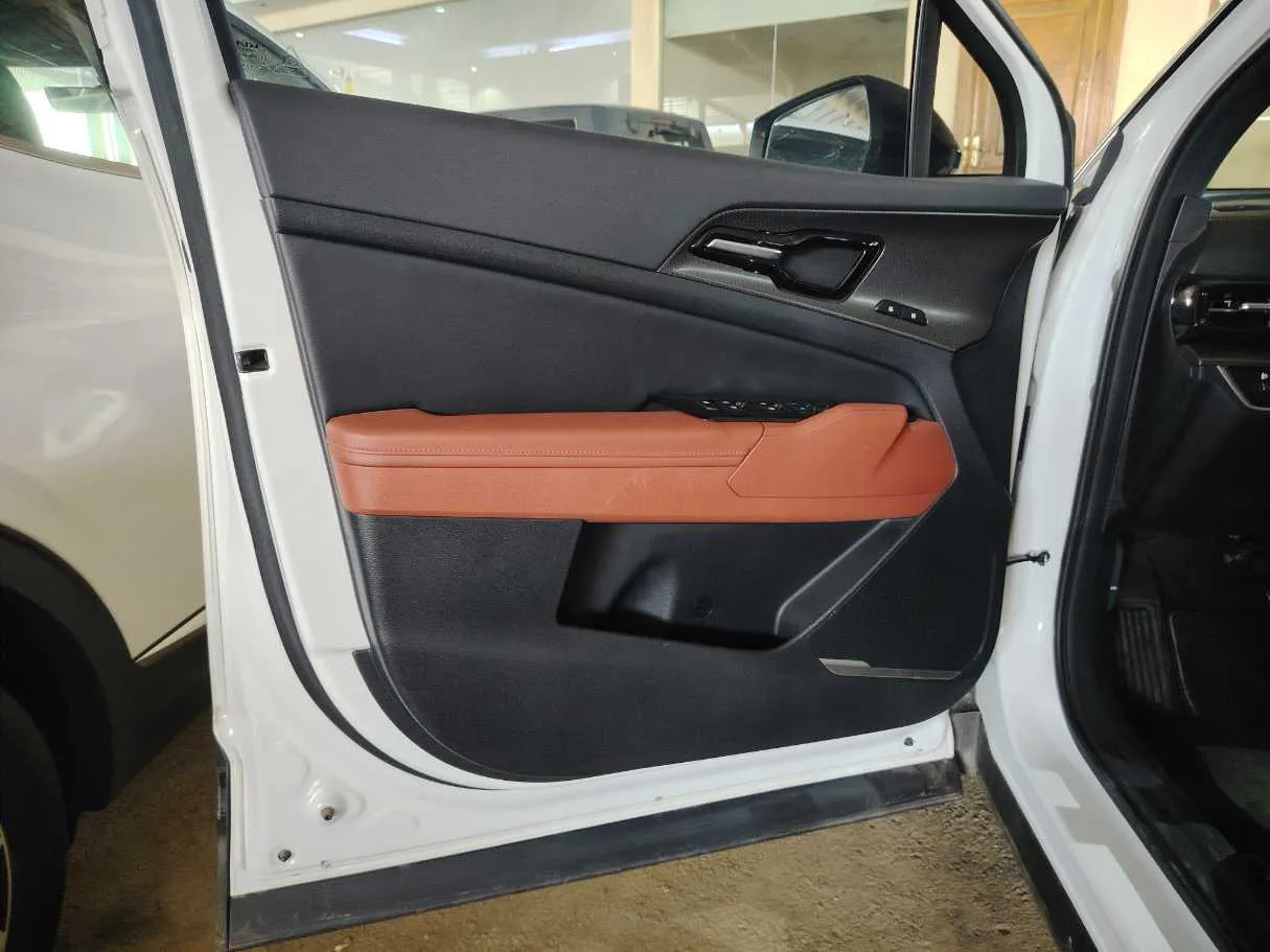 Car image 14
