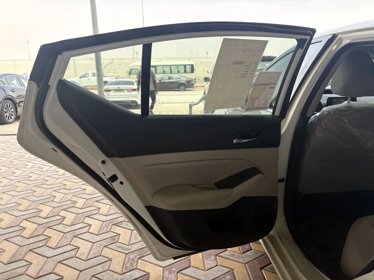 Car image 14