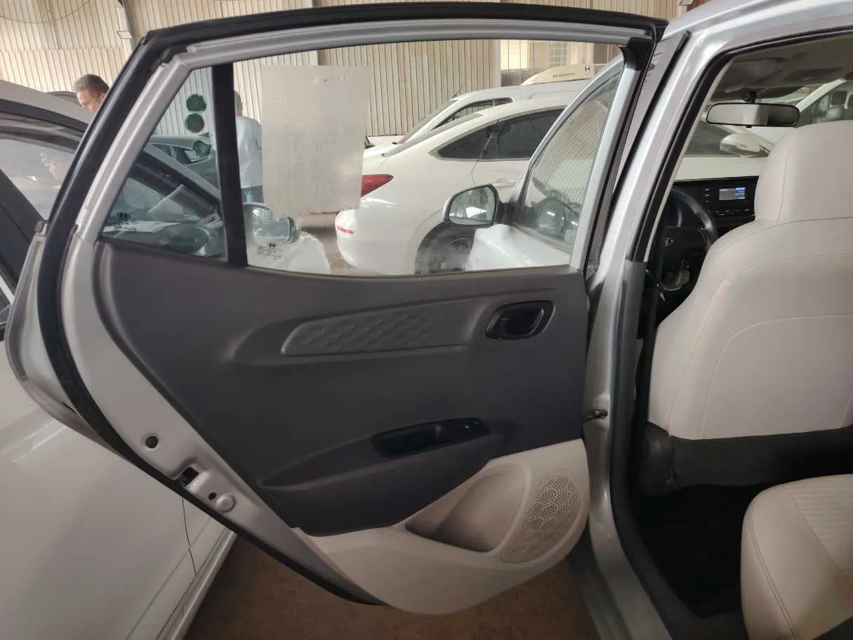 Car image 14