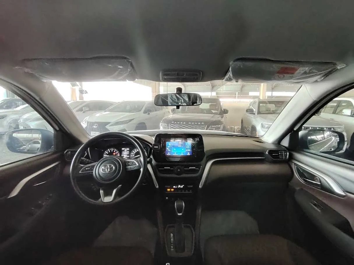 Car image 19