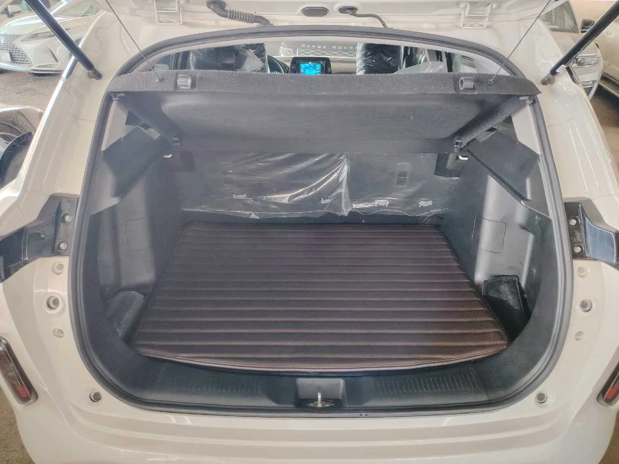 Car image 30