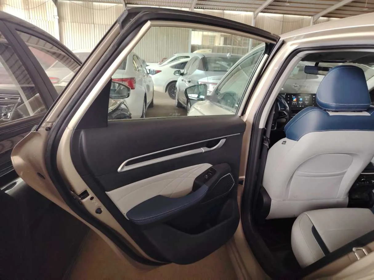 Car image 18
