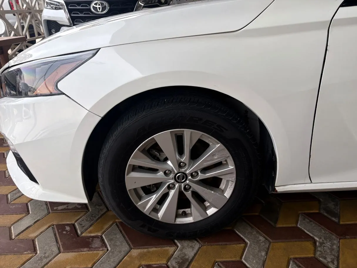 Car image 8
