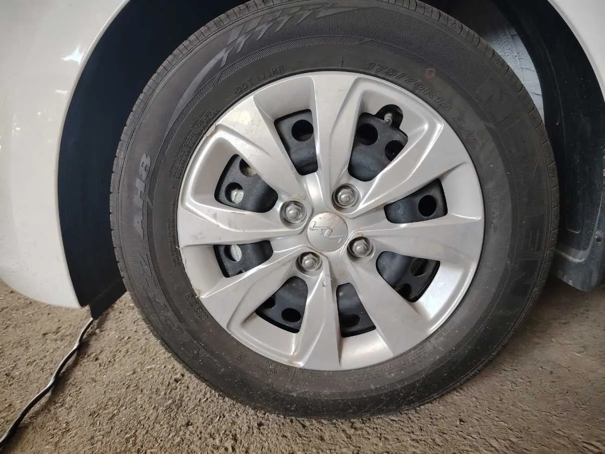 Car image 9