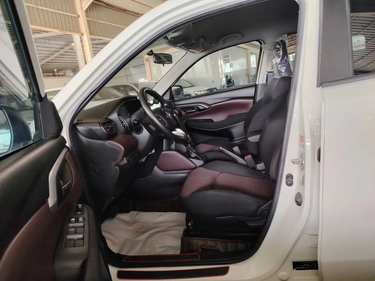 Car image 13