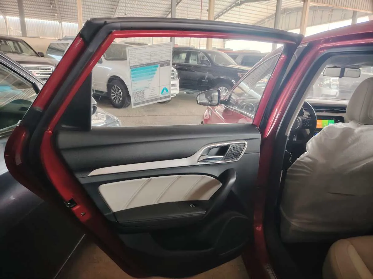 Car image 18