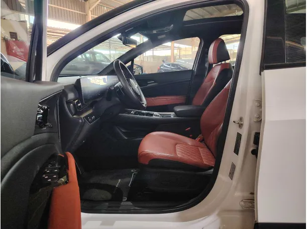 Car image 13