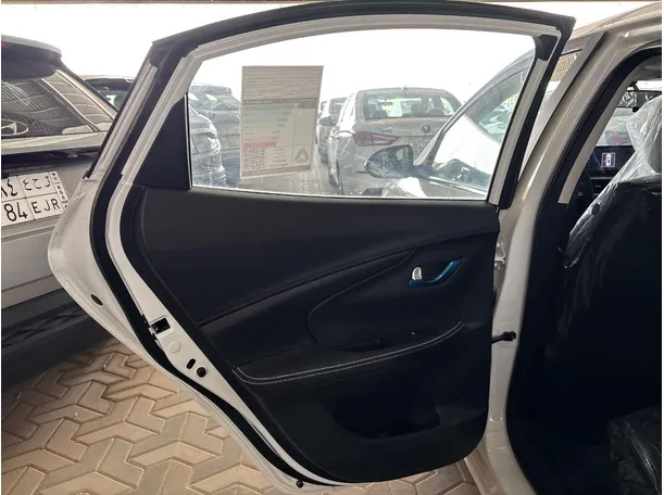 Car image 15
