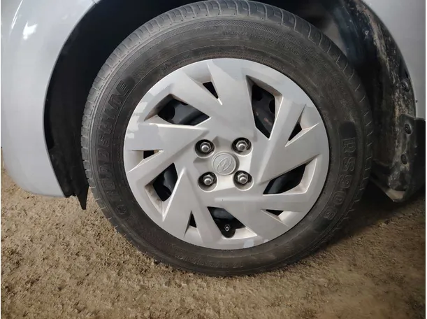Car image 9