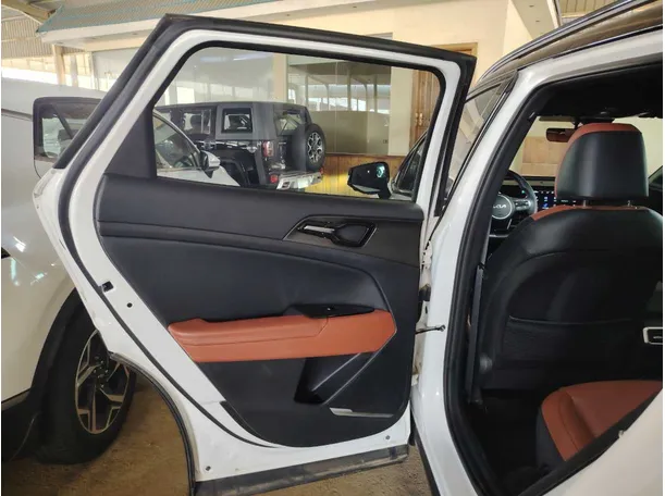Car image 19