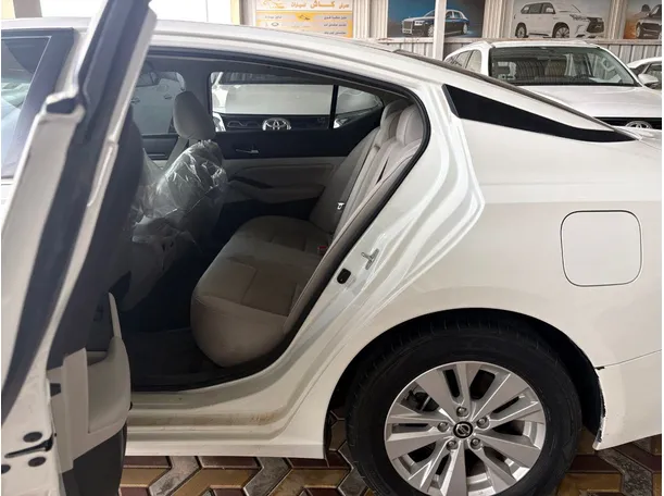Car image 17