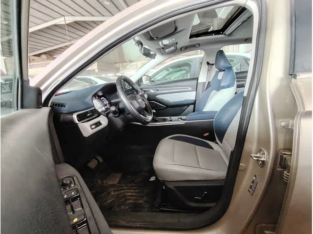 Car image 14