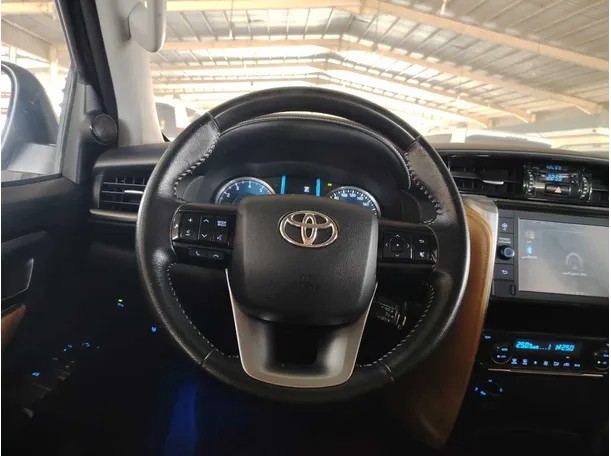 Car image 25
