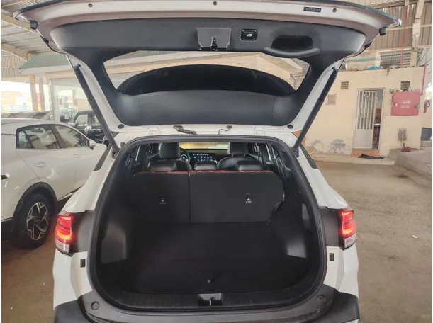 Car image 32