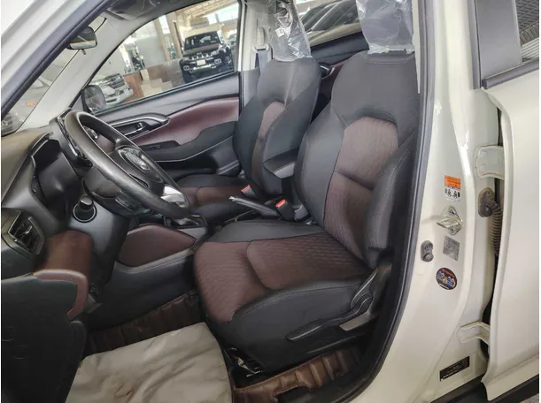 Car image 14